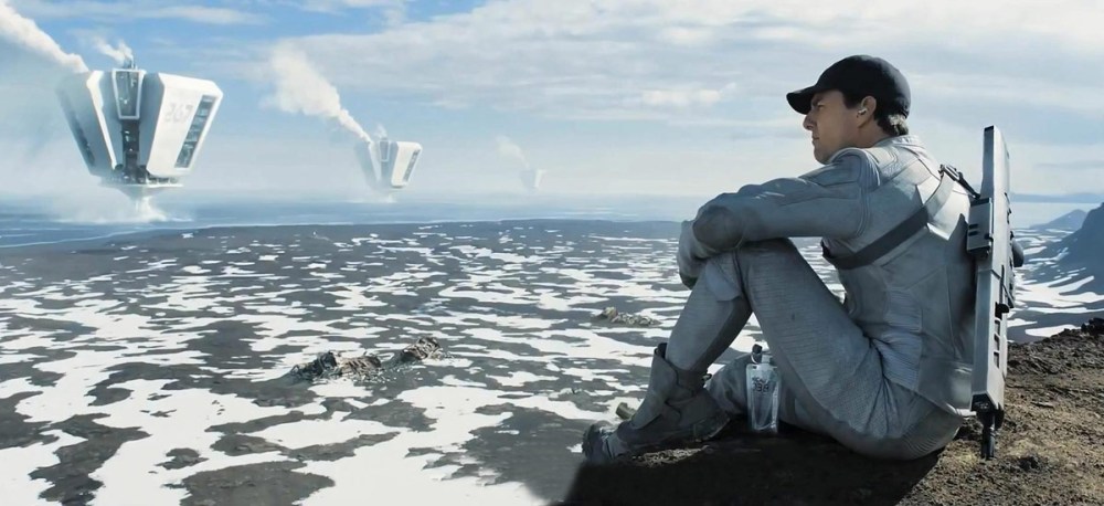 Oblivion-Tom-Cruise1